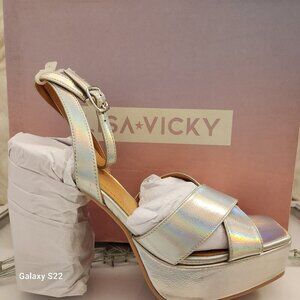Lisa Vicky Silver Metallic "Jazz" Platform sandals. NIB. Size 9